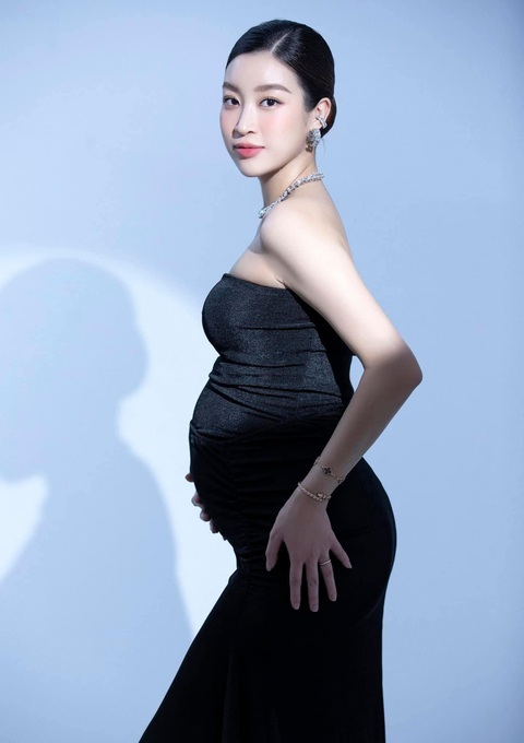 Đỗ Mỹ Linh khoe bụng bầu vượt mặt, visual chuẩn hoa hậu - Ảnh 3. Nhan sắc của mẹ bầu Đỗ Mỹ Linh là điều khiến fan xuýt xoa ngưỡng mộ