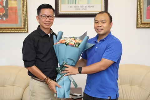 Giao lưu HLV Hoàng Anh Tuấn: 'Vì ít thời gian, tôi đã thay đổi từ bên trong cầu thủ' - Ảnh 2. HLV Hoàng Anh Tuấn (trái) bắt đầu buổi giao lưu cùng Tuổi Trẻ Online - Ảnh: DANH KHANG