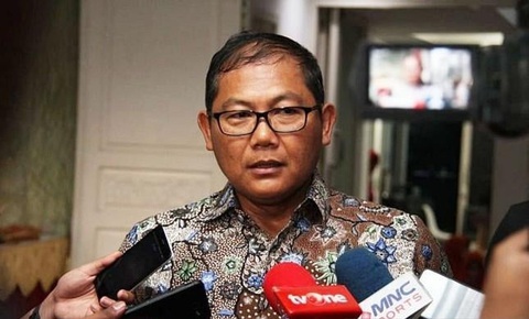 Trưởng đoàn Indonesia dọa bỏ AFF Cup vì tình huống cầu thủ Việt Nam đánh nguội - Ảnh 1. Ông Sumardji - trưởng đoàn bóng đá Indonesia - trả lời phỏng vấn - Ảnh: ANTARA NEWS