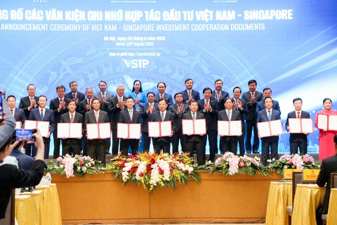 Hai thủ tướng và đại biểu hai nước chứng kiến lễ công bố các văn kiện ghi nhớ hợp tác đầu tư Việt Nam - Singapore ngày 29-8 tại Hà Nội - Ảnh: DUY LINH Hai thủ tướng và đại biểu hai nước chứng kiến lễ công bố các văn kiện ghi nhớ hợp tác đầu tư Việt Nam - Singapore ngày 29-8 tại Hà Nội - Ảnh: DUY LINH