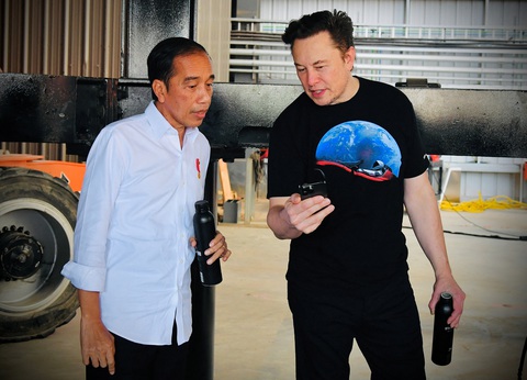 Ấn Độ và Indonesia - “tài sản” dân số trẻ - Ảnh 3. Tổng thống Indonesia Joko Widodo (trái) nói chuyện với tỉ phú Elon Musk - CEO Công ty Tesla - khi họ gặp nhau tại bãi phóng của Công ty SpaceX ở Boca Chica, bang Texas hồi tháng 5-2022 - Ảnh: Reuters