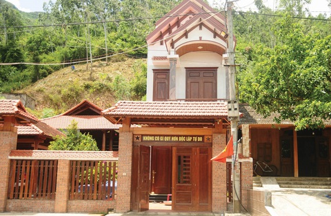 Những ngôi nhà mới cất, khang trang ở Đại Lộc vẫn để khẩu hiệu trước cổng Những ngôi nhà mới cất, khang trang ở Đại Lộc vẫn để khẩu hiệu trước cổng - Ảnh: B.D.