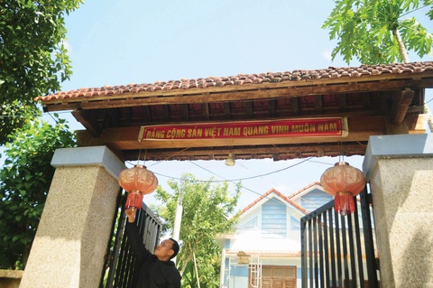 Những khẩu hiệu về độc lập tự do đặt trước cổng nhà các hộ dân ở A Liêng. Những khẩu hiệu về độc lập tự do đặt trước cổng nhà các hộ dân ở A Liêng