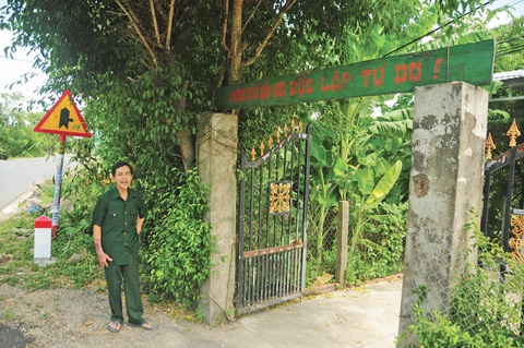 Những ngôi làng 'thờ' độc lập, tự do - Ảnh 5. Tấm gỗ có dòng chữ về độc lập tự do được đặt trước cổng qua hàng chục năm tại nhà ôngChâu Chín - Ảnh: B.D.