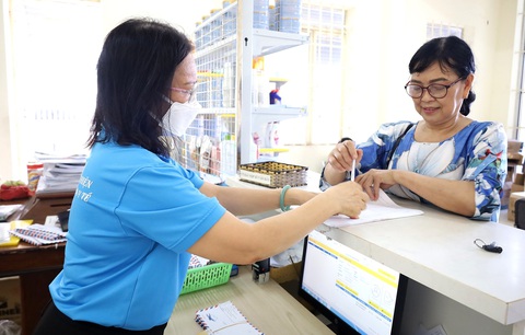 Thay vì phải đến các điểm chi trả để trực tiếp nhận tiền, người dân nên đăng ký tài khoản để nhận lương hưu nhanh chóng và thuận tiện hơn - ẢNH: H.HẠNH Thay vì phải đến các điểm chi trả để trực tiếp nhận tiền, người dân nên đăng ký tài khoản để nhận lương hưu nhanh chóng và thuận tiện hơn - ẢNH: H.HẠNH