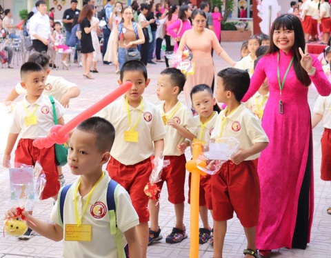 Bí thư Thành ủy TP.HCM yêu cầu chuẩn bị để học sinh đến trường an toàn và hạnh phúc - Ảnh 1. Học sinh Trường tiểu học Nguyễn Thái Học, quận 1 trong ngày tựu trường chuẩn bị cho năm học mới - Ảnh: nhà trường cung cấp