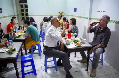 Nhìn lại chuyến thăm của các tổng thống Mỹ tới Việt Nam - Ảnh 5. Tổng thống Barack Obama ăn bún chả cùng đầu bếp người Mỹ Anthony Bourdain tại Hà Nội trong chuyến thăm năm 2016 - Ảnh: TWITTER CỦA ÔNG OBAMA