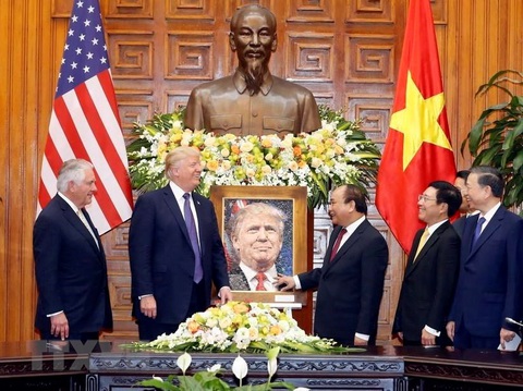 Nhìn lại chuyến thăm của các tổng thống Mỹ tới Việt Nam - Ảnh 7. Thủ tướng Nguyễn Xuân Phúc trao tặng bức họa chân dung cho Tổng thống Mỹ Donald Trump khi ông Trump có chuyến thăm cấp Nhà nước tới Việt Nam và dự Hội nghị Cấp cao APEC 2017 từ ngày 11 tới 12-11-2017. Ông Trump là tổng thống Mỹ đầu tiên thăm Việt Nam ngay trong năm đầu tiên của nhiệm kỳ tổng thống - Ảnh: TTXVN