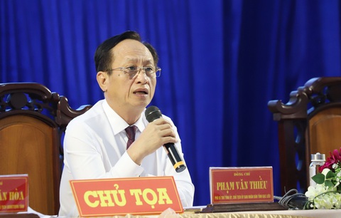Chủ tịch tỉnh Bạc Liêu nói “đau lòng” khi thấy cảnh nông dân ly hương - Ảnh 1. Ông Phạm Văn Thiều phát biểu tại buổi đối thoại với nông dân - Ảnh: CHÍ QUỐC