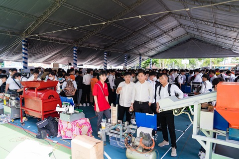 Sinh viên HUTECH giới thiệu 300 đồ án và 'săn' hơn 3.500 đầu việc hấp dẫn - Ảnh 1. Sinh viên HUTECH giới thiệu 300 đồ án và 'săn' hơn 3.500 đầu việc hấp dẫn - Ảnh 1.