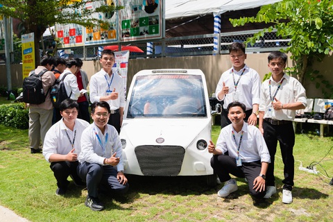 Sinh viên HUTECH giới thiệu 300 đồ án và 'săn' hơn 3.500 đầu việc hấp dẫn - Ảnh 2. Sinh viên HUTECH giới thiệu 300 đồ án và 'săn' hơn 3.500 đầu việc hấp dẫn - Ảnh 2.