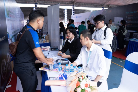 Sinh viên HUTECH giới thiệu 300 đồ án và 'săn' hơn 3.500 đầu việc hấp dẫn - Ảnh 3. Sinh viên HUTECH giới thiệu 300 đồ án và 'săn' hơn 3.500 đầu việc hấp dẫn - Ảnh 3.