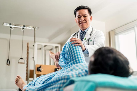 Bác sĩ hướng dẫn cách phục hồi vận động sau phẫu thuật thay khớp háng nhân tạo - Ảnh 3. Bác sĩ hướng dẫn cách phục hồi vận động sau phẫu thuật thay khớp háng nhân tạo - Ảnh 3.