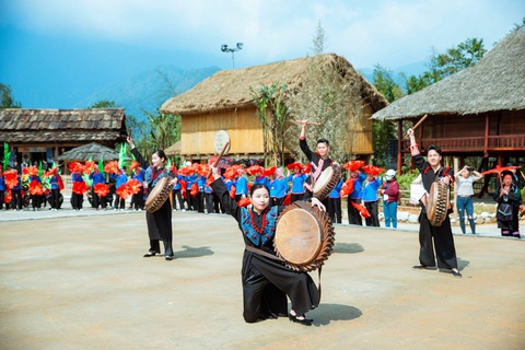 Trải nghiệm ăn chơi ở Sa Pa dịp 2-9 cho cả gia đình - Ảnh 2. Chương trình biểu diễn nghệ thuật ở Bản Mây sẽ diễn ra vào buổi sáng từ 9h30 đến 11h30 và chiều từ 13h50 đến 16h