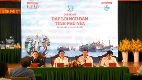 Lãnh đạo UBND tỉnh và các sở, ngành, đơn vị chức năng ở Phú Yên trả lời các thắc mắc của ngư dân tại diễn đàn - Ảnh: DUY THANH Lãnh đạo UBND tỉnh và các sở, ngành, đơn vị chức năng ở Phú Yên trả lời thắc mắc của ngư dân tại diễn đàn - Ảnh: DUY THANH