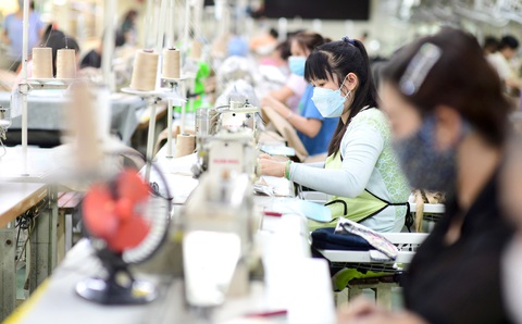 Nhiều doanh nghiệp may mặc kỳ vọng được hỗ trợ khơi thông thị trường, tìm đầu ra cho sản phẩm và khơi thông dòng vốn tín dụng với lãi suất phù hợp - Ảnh: QUANG ĐỊNH Nhiều doanh nghiệp may mặc kỳ vọng được hỗ trợ khơi thông thị trường, tìm đầu ra cho sản phẩm và khơi thông dòng vốn tín dụng với lãi suất phù hợp - Ảnh: QUANG ĐỊNH