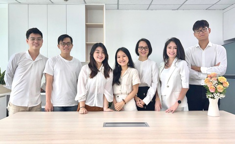 Sống với giấc mơ tươi đẹp ở Việt Nam - Ảnh 7. Sarah Đặng (thứ hai từ phải sang) cùng các cộng sự tại văn phòng Whitecoat ở Việt Nam - Ảnh: NVCC