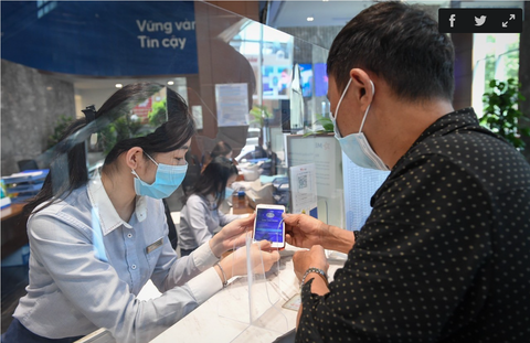 Đua nhau tăng SMS Banking, ai 'xé rào' cam kết? - Ảnh 1. Các ngân hàng đẩy mạnh, khuyến khích người dùng chuyển qua ứng dụng ngân hàng điện tử - Ảnh: MB