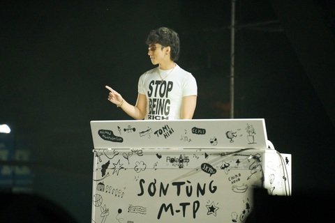 Sơn Tùng M-TP diện lại mốt quần tụt đi diễn, fan đồng loạt than trời - Ảnh 1. Sơn Tùng mở màn đêm nhạc sinh viên Happy Bee tại Cần Thơ