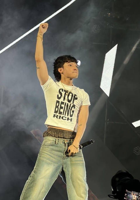 Sơn Tùng M-TP diện lại mốt quần tụt đi diễn, fan đồng loạt than trời - Ảnh 4. Trái ngược với trước đó, style quần tụt của Sơn Tùng chỉ khiến ai nấy bật cười
