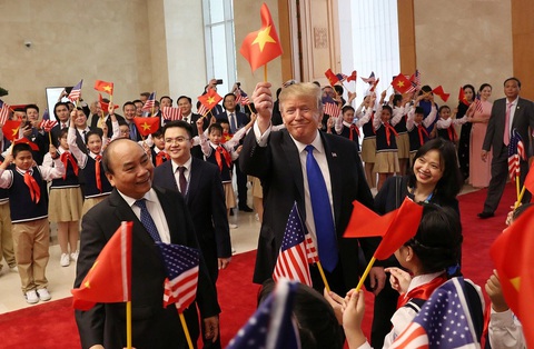 Nhìn lại chuyến thăm của các tổng thống Mỹ tới Việt Nam - Ảnh 8. Tổng thống Mỹ Donald Trump khiến nhiều người thích thú với hình ảnh tay giơ cao quốc kỳ Việt Nam. Khoảnh khắc này được ghi lại khi Tổng thống Trump đến Văn phòng Chính phủ hội kiến Thủ tướng Nguyễn Xuân Phúc trưa 27-2-2019. Đây là lần thứ hai Tổng thống Trump đến thăm Việt Nam kể từ tháng 11-2017 - thời điểm ông chủ Nhà Trắng dự Hội nghị cấp cao APEC tại Đà Nẵng và thăm cấp Nhà nước Việt Nam sau đó. Trong lần trở lại này, ông Trump đến Việt Nam tham dự Hội nghị thượng đỉnh Mỹ - Triều Tiên lần hai. Trước hội nghị, Tổng thống Trump có cuộc hội kiến với Tổng bí thư, Chủ tịch nước Nguyễn Phú Trọng và cuộc hội kiến với Thủ tướng Nguyễn Xuân Phúc - Ảnh: REUTERS