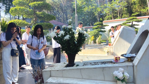 Kiều bào trẻ trên dặm dài đất nước - Ảnh 8. Kiều bào trẻ trong các hoạt động tri ân, tưởng niệm