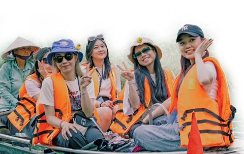 Kiều bào trẻ trên dặm dài đất nước - Ảnh 1. Kiều bào trẻ trong hoạt động du lịch tại Tràng An, Ninh Bình - Ảnh: HƯNG THỊNH