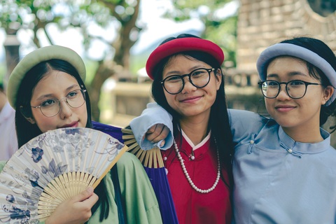 Kiều bào trẻ trên dặm dài đất nước - Ảnh 3. Kiều bào trẻ mặc cổ phục đến thăm cố đô Huế - Ảnh: HƯNG THỊNH