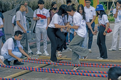 Kiều bào trẻ trên dặm dài đất nước - Ảnh 10. Kiều bào trẻ tham giacác trò chơi dân gian Việt Nam Ảnh: HƯNG THỊNH