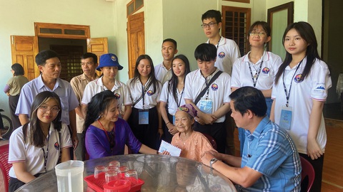 Kiều bào trẻ trên dặm dài đất nước - Ảnh 12. Kiều bào trẻ thăm Mẹ Việt Nam anh hùngtại Quảng Trị - Ảnh: Trại hè Việt Nam