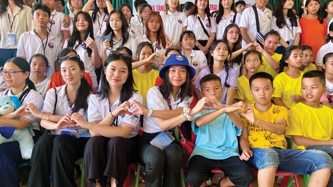 Kiều bào trẻ trên dặm dài đất nước - Ảnh 5. Kiều bào trong hoạt động thiện nguyện tại Làng trẻ SOS Thanh Hóa