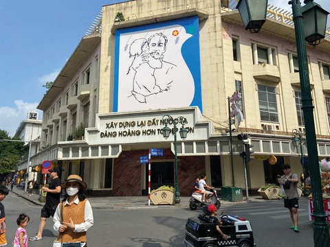 Có một bức tranh Bác Hồ thành 'máu thịt' Hà Nội - Ảnh 1. Bức tranh Bác Hồ với thiếu nhi của họa sĩ Trần Từ Thành tại mặt tiền nhà triển lãm 93 Đinh Tiên Hoàng - Ảnh: T.ĐIỂU