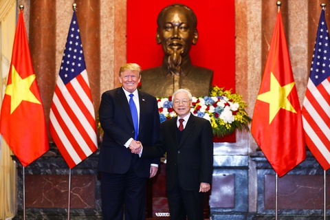 Nhìn lại chuyến thăm của các tổng thống Mỹ tới Việt Nam - Ảnh 10. Tổng bí thư, Chủ tịch nước Nguyễn Phú Trọng tiếp Tổng thống Mỹ Donald Trump tại Phủ Chủ tịch vào ngày 27-2-2019. Tổng thống Donald Trump và Tổng bí thư, Chủ tịch nước Nguyễn Phú Trọng đã chứng kiến lễ ký kết thỏa thuận đặt mua 100 máy bay Boeing 737 Max trị giá 12,7 tỉ USD giữa hãng Vietjet và Boeing - Ảnh: NGUYỄN KHÁNH