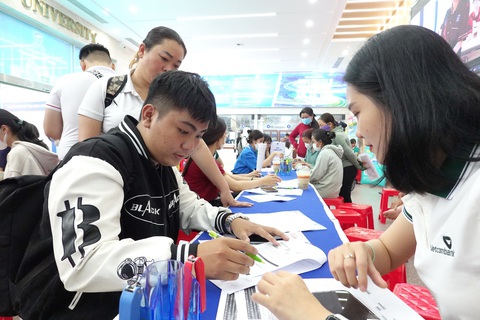 Thí sinh và phụ huynh đến làm thủ tục nhập học tại Trường ĐH Nguyễn Tất Thành - Ảnh: NHƯ HÙNG Thí sinh và phụ huynh đến làm thủ tục nhập học tại Trường ĐH Nguyễn Tất Thành - Ảnh: NHƯ HÙNG