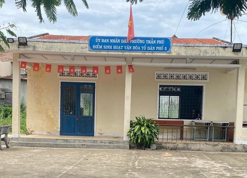 UBND phường đứng ra kêu gọi hỗ trợ lo đám tang cho cháu bé bị điện giật tử vong - Ảnh 1. Điểm sinh hoạt văn hóa tổ dân phố 5, phường Trần Phú, nơi cháu bé không may bị điện giật tử vong - Ảnh: A.K