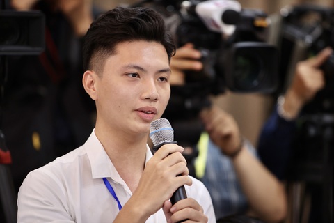 Thủ tướng Phạm Minh Chính và Thủ tướng Lý Hiển Long giao lưu với sinh viên ĐHQGHN - Ảnh 3. Trong buổi gặp gỡ với hai Thủ tướng, sinh viên Đại học Quốc gia Hà Nội quan tâm nhiều tới vấn đề ứng dụng công nghệ thông tin và bảo vệ môi trường sống - Ảnh: NGUYỄN KHÁNH