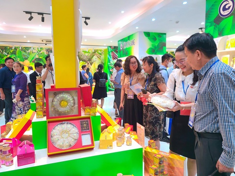 Thoả thích nếm thử đặc sản Tiền Giang miễn phí - Ảnh 1. Khách tham quan đông đúc tại Tuần lễ giới thiệu đặc sản Tiền Giang sáng 29-8 - Ảnh: NHẬT XUÂN