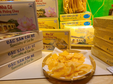 Thoả thích nếm thử đặc sản Tiền Giang miễn phí - Ảnh 3. Bánh phồng tôm Nhà Cổ hút khách nhờ mùi vị độc đáo, khác lạ - Ảnh: NHẬT XUÂN