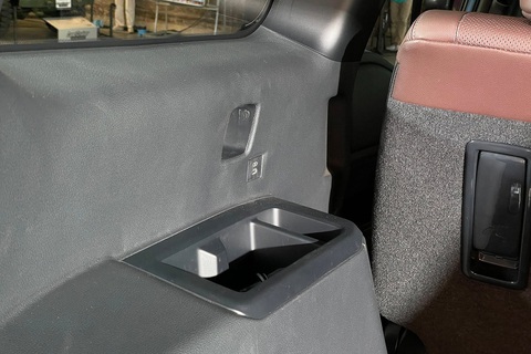 Toyota Land Cruiser Prado đời mới sẽ có hàng ghế thứ 3 - Ảnh 2. Khay đựng cốc tại khoang hành lý Prado 2024 - Ảnh: CarBuzz