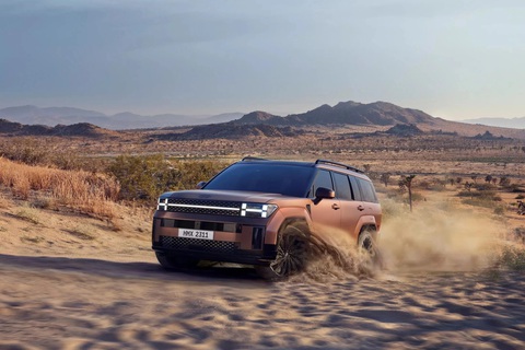 Bức ảnh cho thấy vóc dáng bề thế của Hyundai Santa Fe mới vừa ấn định thời điểm ra mắt vào 10-8 - Ảnh 1. Hyundai Santa Fe đời mới chỉ toát lên vẻ vuông vắn, nam tính khi đứng độc lập - Ảnh: Hyundai