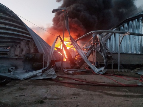 Một kho ngũ cốc bốc cháy do bị tấn công ở Odessa, Ukraine - Ảnh: REUTERS Một kho ngũ cốc bốc cháy do bị tấn công ở Odessa, Ukraine - Ảnh: REUTERS
