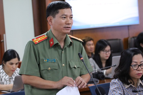 - Ảnh 1. Phó Phòng tham mưu Công an TP.HCM Lê Mạnh Hà chia sẻ tại họp báo - Ảnh: T.N.