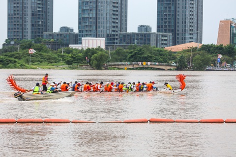 Các đội đua ghe tập luyện trên sông Sài Gòn chiều 3-8 - Ảnh: PHƯƠNG QUYÊN Các đội đua ghe tập luyện trên sông Sài Gòn chiều 3-8 - Ảnh: PHƯƠNG QUYÊN