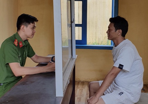 Ông Quang tại cơ quan công an - Ảnh: M.Q. Công an làm việc với những người liên quan vụ hiếp dâm bé gái 13 tuổi - Ảnh: M.Q.