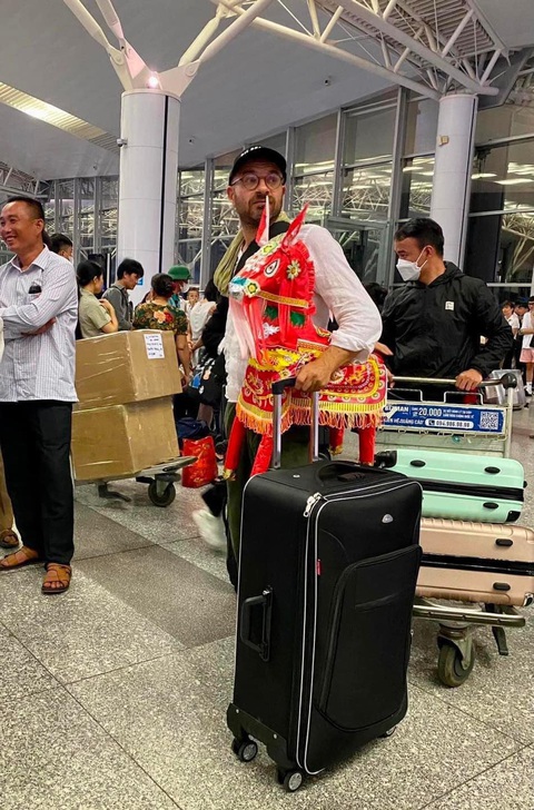 Ảnh vui 3-8: Đánh giá nhà hàng 1 sao vì phát hiện nhân viên có bồ - Ảnh 5. Đem hàng "thủ công mỹ nghệ" Việt Nam về nước làm quà.