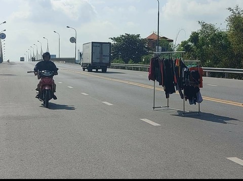 Ảnh vui 3-8: Đánh giá nhà hàng 1 sao vì phát hiện nhân viên có bồ - Ảnh 6. Tự dưng nó bay ra chứ ai biết gì đâu...