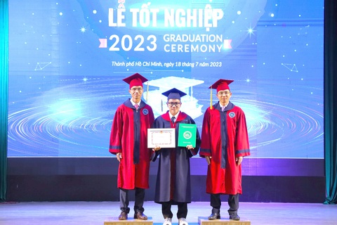 Sinh viên tốt nghiệp thủ khoa song ngành - Ảnh 1. Lê Thanh Hải tại lễ tốt nghiệp - Ảnh: NVCC