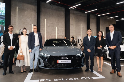 Những mẫu ô tô điện bán chính thức ở Việt Nam: VinFast đông nhất, Hyundai 'lăm le' - Ảnh 13. Ô tô điện hạng sang Audi RS e-tron GT có thiết kế khá giống Porsche Taycan do sử dụng chung nền tảng J1. Và đối thủ trực diện cũng là Taycan. Xe có giá bán 5,2 tỉ đồng - Ảnh: Audi