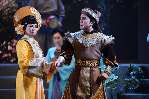 Khi sở văn hóa cũng phải hầu tòa - Ảnh 1. Vở Tiếng trống Mê Linh do Vietart tổ chức tháng 10-2022, với cặp diễn viên Ngọc Huyền - Kim Tử Long - Ảnh: BTC
