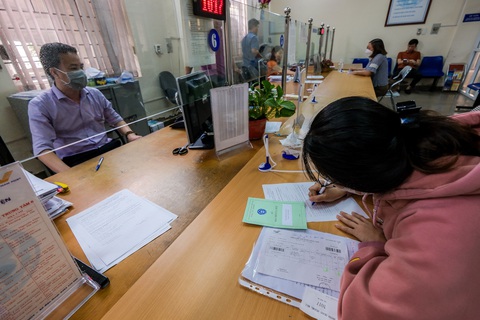 Người dân làm thủ tục liên quan đến lương hưu, trợ cấp, bảo hiểm xã hội tại Bảo hiểm xã hội quận Hoàng Mai, Hà Nội - Ảnh: NAM TRẦN Người dân làm thủ tục liên quan đến lương hưu, trợ cấp, bảo hiểm xã hội tại Bảo hiểm xã hội quận Hoàng Mai, Hà Nội - Ảnh: NAM TRẦN